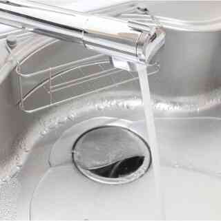 キッチンの排水溝のつまりに困っている人のイメージ写真