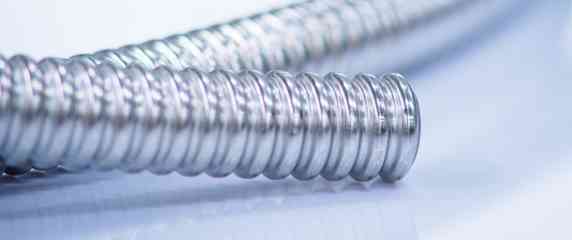 洗面所のシャワーホースから水漏れしている様子の修理イメージ写真