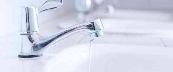 蛇口から水がポタポタ漏れている水道トラブルのイメージ写真